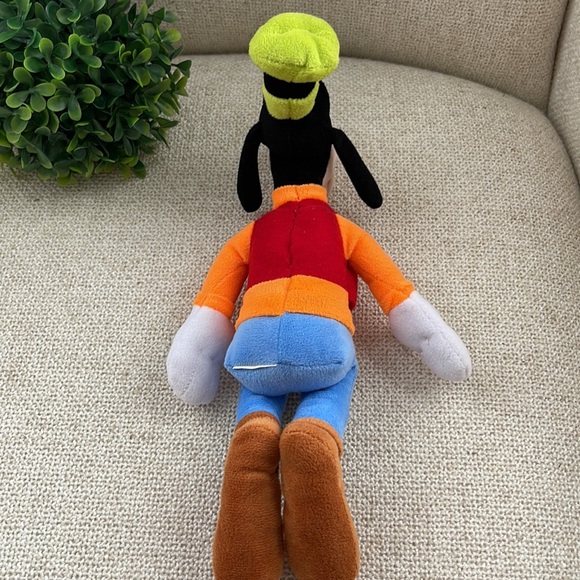 Disney 12” Goofy Plush toy - Picture 4 of 4